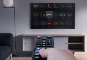 Tela de tv por assinatura com controle remoto