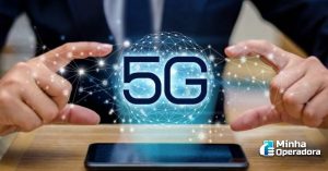 Holograma do 5G saindo de um celular.