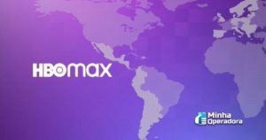 Logotipo do HBO Max em um fundo roxo e, também ao fundo, o mapa do continente Americano.