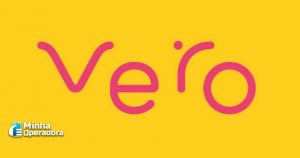 Logotipo da Vero em rosa com o fundo amarelo.