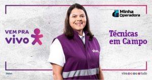 Mulher aparece utilizando um colete roxo da operadora.