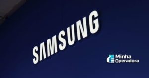 Logotipo da Samsung em branco com o fundo azul.