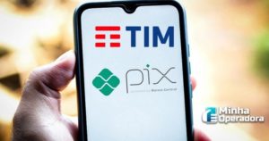 Imagem de um celular com as logos da TIM e do PIX