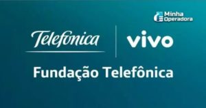 Logotipo da Fundação Telefônica Vivo em branco , com um fundo verde