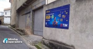 Publicidade da TIM no muro de uma casa.