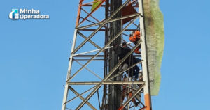 Homem que voava de parapente bate contra antena de telefonia