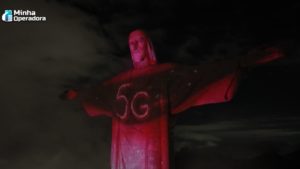 Cristo Redentor iluminado de Vermelho