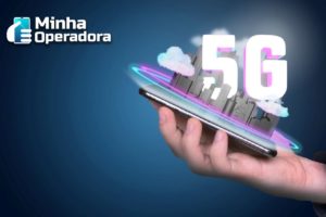 Pessoa segurando um celular e conseguindo ver o 5G nas suas mãos