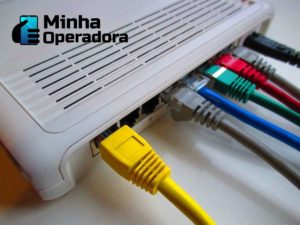 Modem com cabos de internet conectados