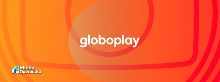 A imagem apresenta o logotipo da Globoplay em branco, centralizado sobre um fundo em tons de laranja e vermelho com formas circulares que lembram ondas de transmissão.