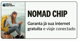 Mulher com mochila amarela sentada ao ar livre, usando um celular, com montanhas ao fundo. Ao lado, o texto em destaque diz 'NOMAD CHIP - Garanta já sua internet gratuita e viaje conectado'.