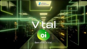 Imagem mostrando o logotipo da V.tal e da Oi, com um fundo que parece ser um centro de dados iluminado com linhas tecnológicas verdes e amarelas, representando a transição da Oi Fibra para a V.tal.