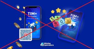 Imagem de divulgação do aplicativo TIM Mais Vantagens com celulares exibindo prêmios, descontos e bônus em um fundo azul. Uma marcação em vermelho em forma de 'X' atravessa a imagem, indicando o fim do programa.